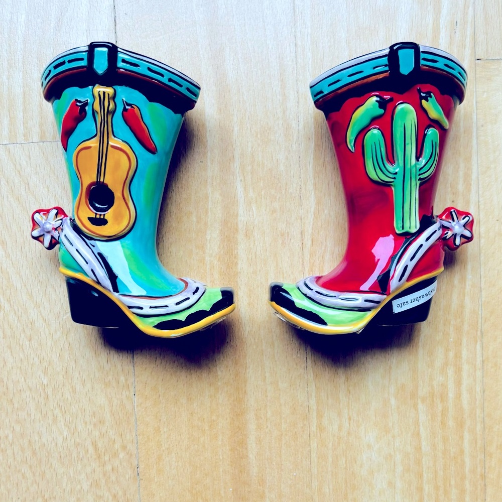 Pair Of COLORFUL ART PIECE Western  Boots TEXAS SPURS Salt & Pepper Shakers Set